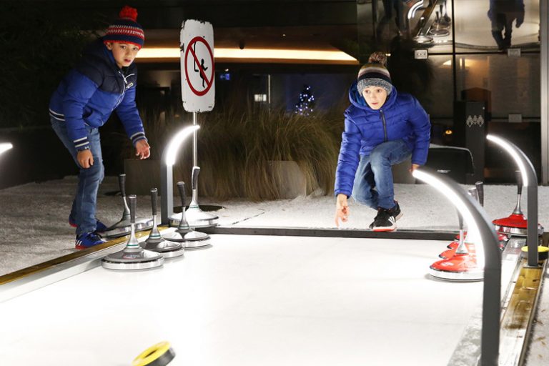 STREET CURLING.