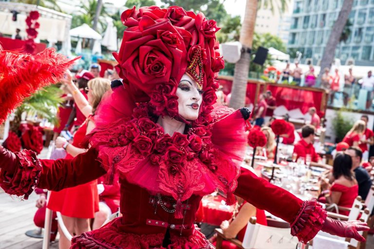 PASACALLES LA VIE EN ROUGE