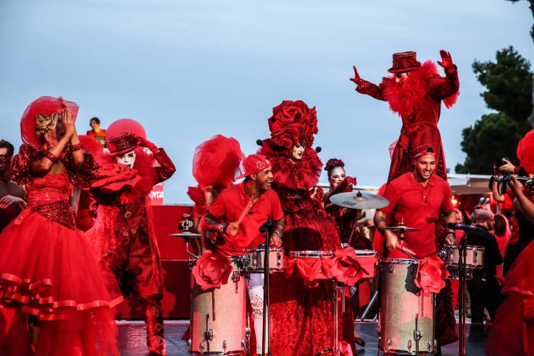 PERFORMANCES LA VIE EN ROUGE