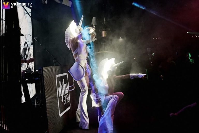 Experimenta la magia de nuestras performances con LED en tu fiesta temática, donde bailarines iluminados fusionan movimientos cautivadores con luces brillantes, creando un espectáculo visualmente impresionante. Sumérgete en un viaje caleidoscópico de color y energía, elevando la atmósfera de tu evento a nuevas alturas de entretenimiento único