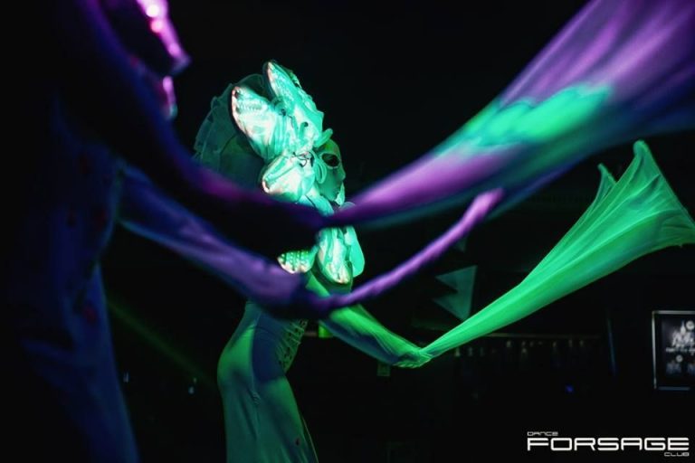 Experimenta la magia de nuestras performances con LED en tu fiesta temática, donde bailarines iluminados fusionan movimientos cautivadores con luces brillantes, creando un espectáculo visualmente impresionante. Sumérgete en un viaje caleidoscópico de color y energía, elevando la atmósfera de tu evento a nuevas alturas de entretenimiento único