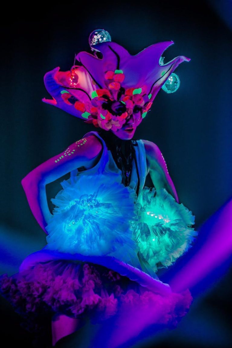 Experimenta la magia de nuestras performances con LED en tu fiesta temática, donde bailarines iluminados fusionan movimientos cautivadores con luces brillantes, creando un espectáculo visualmente impresionante. Sumérgete en un viaje caleidoscópico de color y energía, elevando la atmósfera de tu evento a nuevas alturas de entretenimiento único